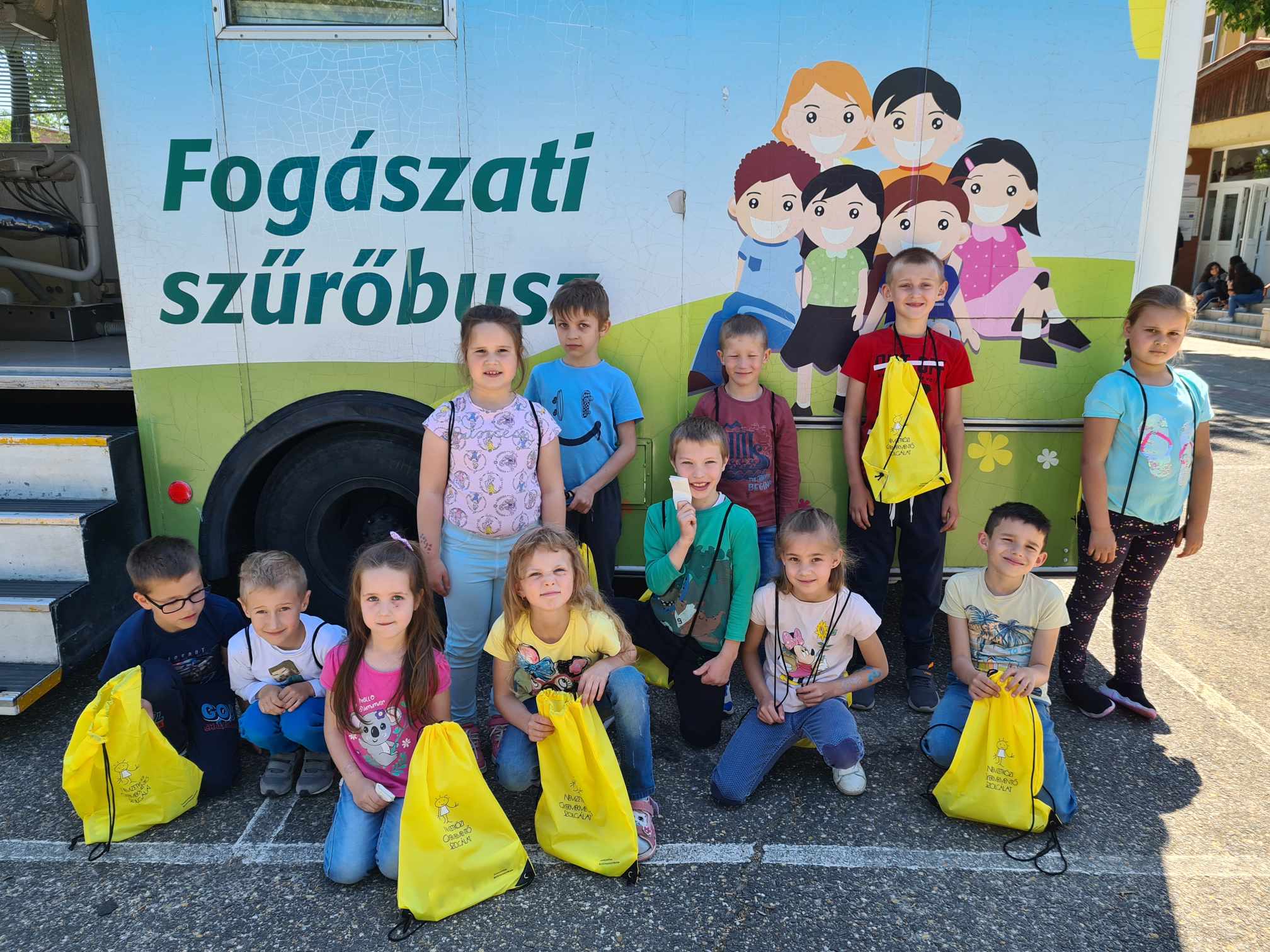 Nemzetközi Gyermekmentő Szolgálat Fogászati Szűrőbusza